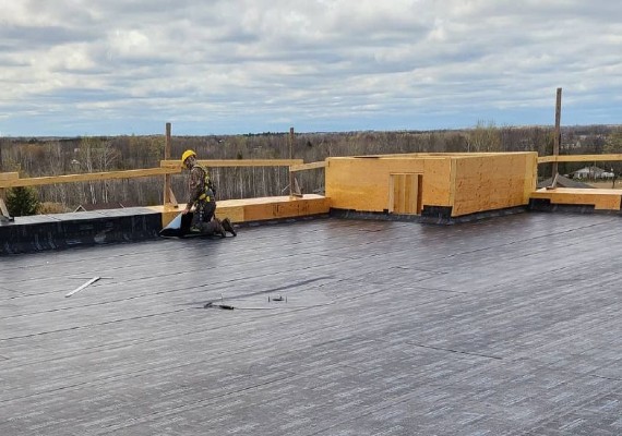 Flat roof installation